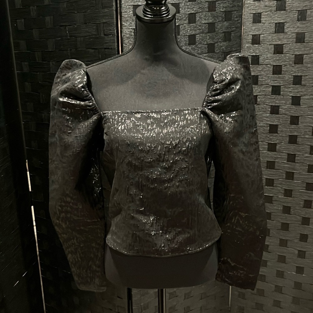 Sexy blouse with optional off the shoulder styling